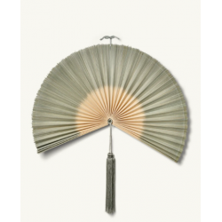 Version kaki de l'éventail mural taille standard et grande.