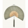 Version kaki de l'éventail mural taille standard et grande.