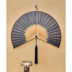 Version navy de l'éventail mural taille standard et grande.